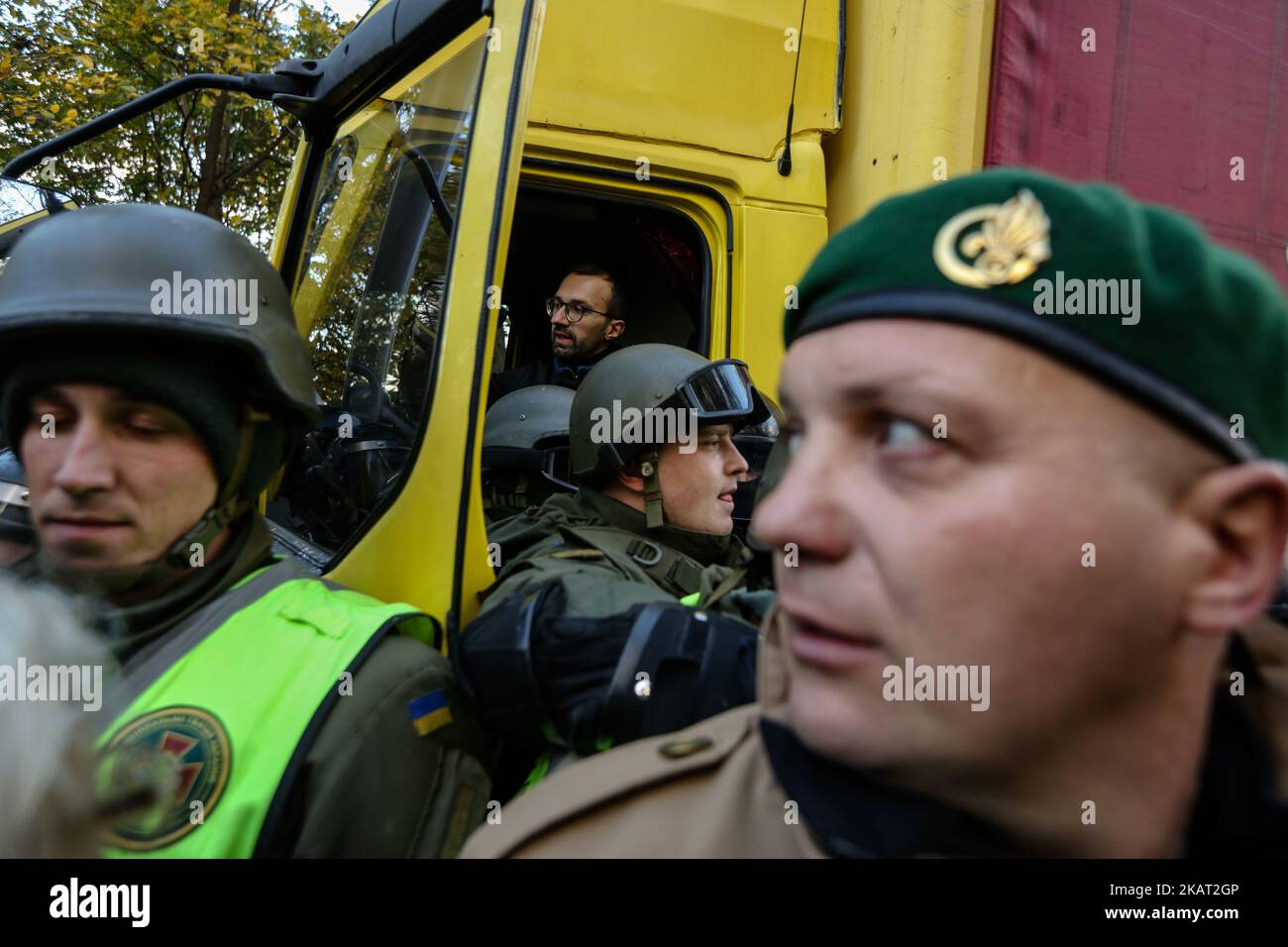 I manifestanti si confrontano con la polizia che blocca il veicolo con impianti di amplificazione sonora a Kyiv, Ucraina, ottobre 22, 2017. Decine di ucraini hanno istituito una tenda di accampamento davanti al Parlamento dopo un raduno su larga scala per chiedere ai legislatori di adottare il disegno di legge sulle riforme politiche immediate, come la creazione di un tribunale anti-corruzione, la licenziamento dell'inviolabilità di un deputato e il cambiamento delle leggi elettorali. (Foto di Sergii Kharchenko/NurPhoto) Foto Stock