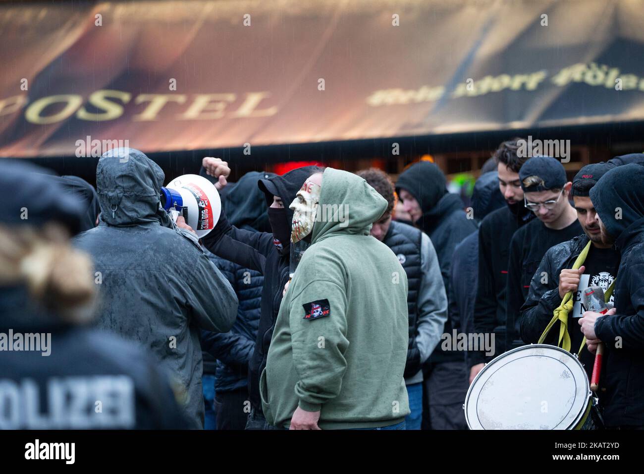 Colonia, Germania. 03rd Nov 2022. Calcio: UEFA Europa Conference League, 1. FC Köln - OGC Nice, Group Stage, Group D, Giornata 6, presso lo stadio RheinEnergieStadion. I tifosi francesi di calcio hanno l'umore per la partita serale della UEFA Europa Conference League sotto la supervisione della polizia nel centro storico di Colonia. Credit: Thomas Banneyer/dpa/Alamy Live News Foto Stock