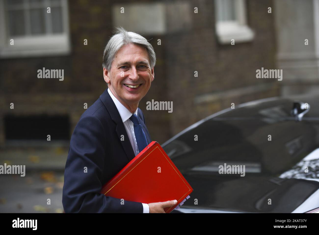 Il Cancelliere dello scacchiere Philip Hammond lascia 10 Downing Street dopo una riunione del gabinetto, a Londra il 24 ottobre 2017. (Foto di Alberto Pezzali/NurPhoto) Foto Stock