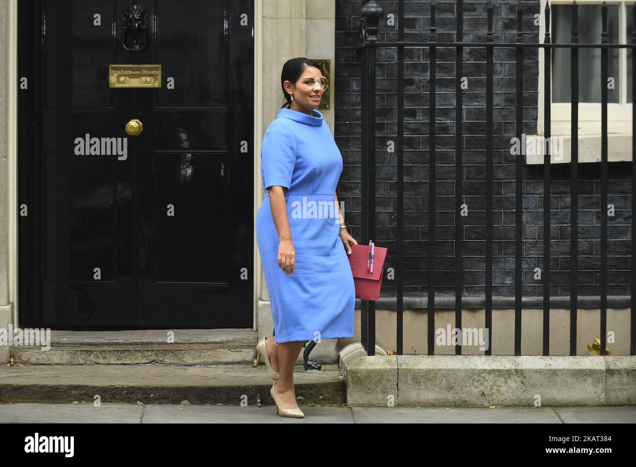 Il Segretario allo sviluppo Internazionale Priti Patel lascia il 10 Downing Street a seguito di un incontro del gabinetto il 24 ottobre 2017 a Londra, Inghilterra. (Foto di Alberto Pezzali/NurPhoto) Foto Stock