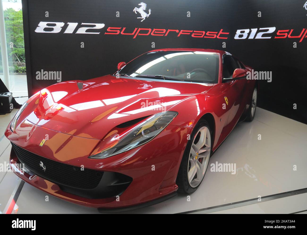 Ferrari Jakarta presenta la Ferrari più forte e veloce, 812 Superfast, ufficialmente in Indonesia il 24 ottobre 2017. Ferrari più forte e più veloce con l'ultima 6,5liter V12 in grado di offrire 800 cv, 812 Superfast è un nuovo riferimento nel segmento delle vetture sportive a motore anteriore la vettura raggiunge una potenza massima a 8.500 giri/min ed è in grado di accelerare da 0-100 km in soli 2,9 secondi e tempo 7,9 secondi per una distanza di 0-200 km/h. (Foto di Dasril Roszandi/NurPhoto) Foto Stock