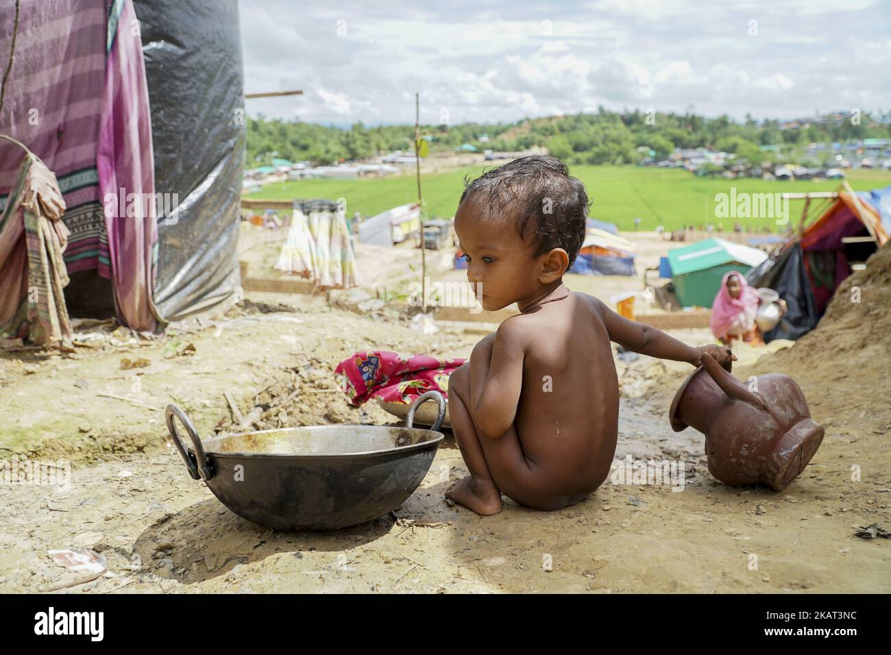 I rifugiati di Rohingya vivono nel campo di Moiner Ghona il 17 ottobre 2017. Il campo di Moiner Ghona è un campo profughi di Rohingya vicino al confine tra Bangladesh e Myanmar. Sempre più Rohingya continua ad attraversare il confine con il Bangladesh via terra e via mare, e quasi un milione di persone sono scappate dalla persecuzione dal Myanmar fino ad oggi. (Foto di Jade Sacker/NurPhoto) Foto Stock