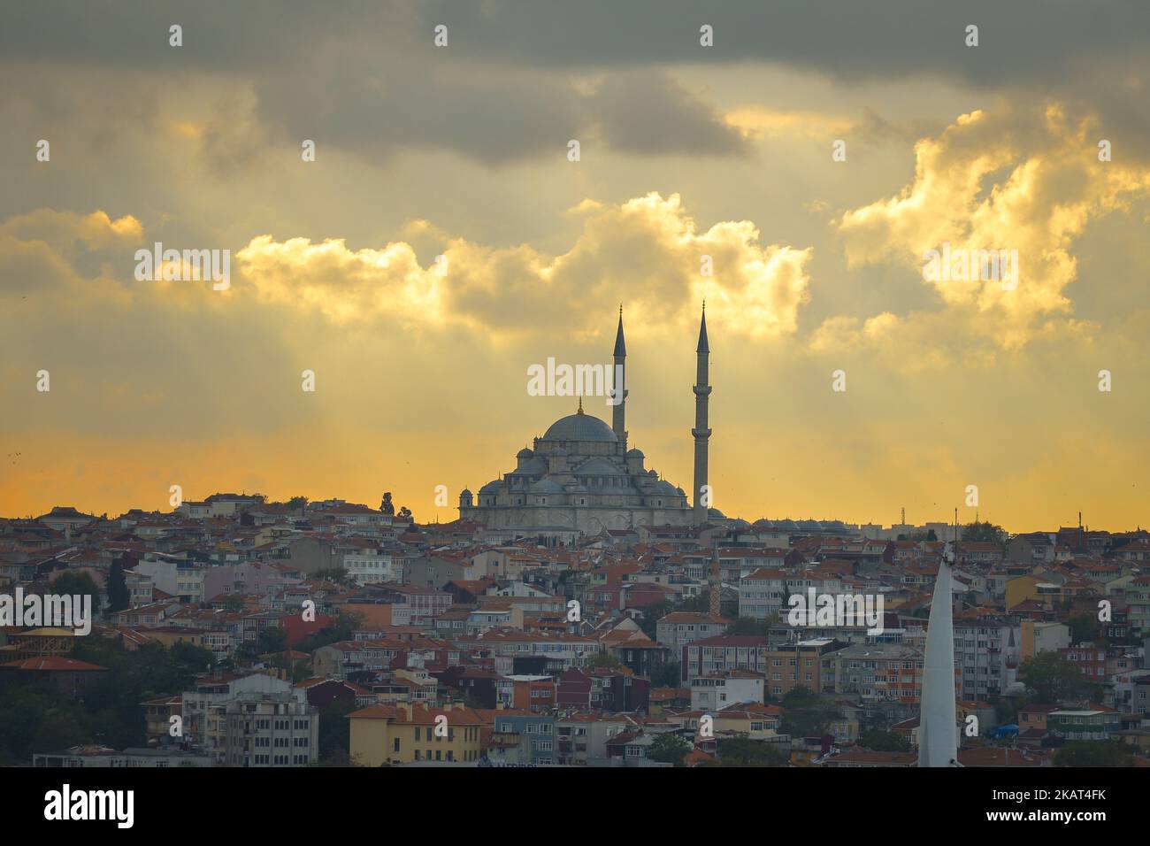 Una vista generale della Moschea Fatih e della zona intorno al tramonto. Martedì, 17 ottobre 2017, a Istanbul, Turchia. (Foto di Artur Widak/NurPhoto) Foto Stock