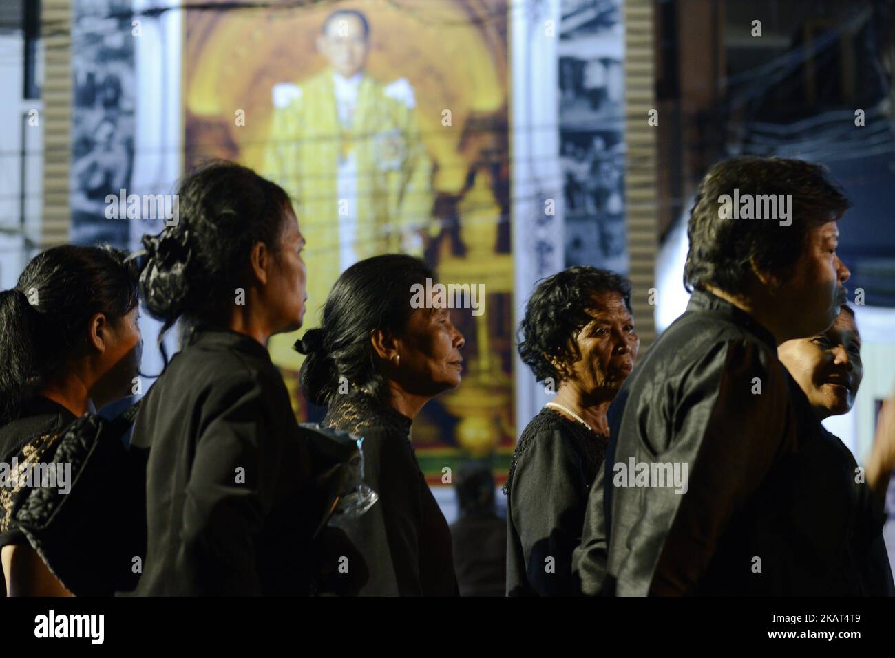 I pianisti thailandesi si accaniscono a fare la fila per i fiori durante la cerimonia di Cremazione reale nei pressi del Grand Palace di Bangkok, Thailandia, 26 ottobre 2017. (Foto di Anusak Laowilas/NurPhoto) Foto Stock