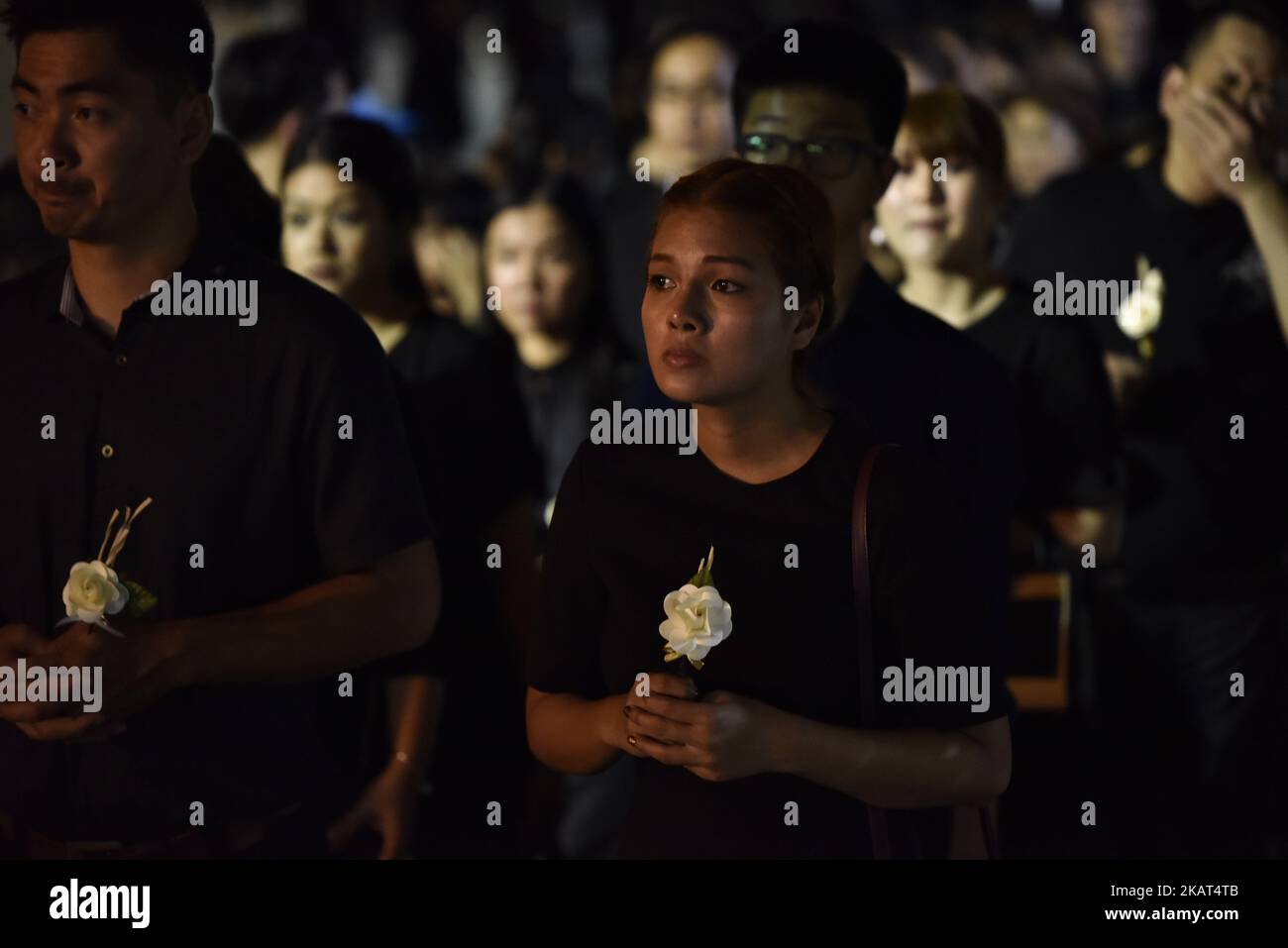 Centinaia di persone partecipano ai funerali del defunto re tailandese Bhumibol Adulyadej il 26 ottobre 2017 a Kuala Lumpur, Malesia. Centinaia di persone, vestite di nero, si sono riunite al tempio tailandese Wat Chetawan a Kuala Lumpur, Malesia. (Foto di Chris Jung/NurPhoto) Foto Stock