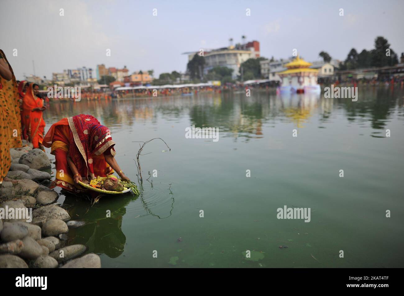 I devoti che trasportano frutta, materiali religiosi per il festival Chhath Puja a Kamal Pokhari, Kathmandu, Nepal giovedì 26 ottobre 2017. Chhath Puja Festival, il culto del Dio Sole, è comune nella regione del Nepal Terai ed è celebrato a Kathmandu, dalle comunità di Terai e in India. Il culto deve essere basato su uno stagno, fiume o qualsiasi fonte d'acqua, secondo la tradizione religiosa. (Foto di Narayan Maharjan/NurPhoto) Foto Stock