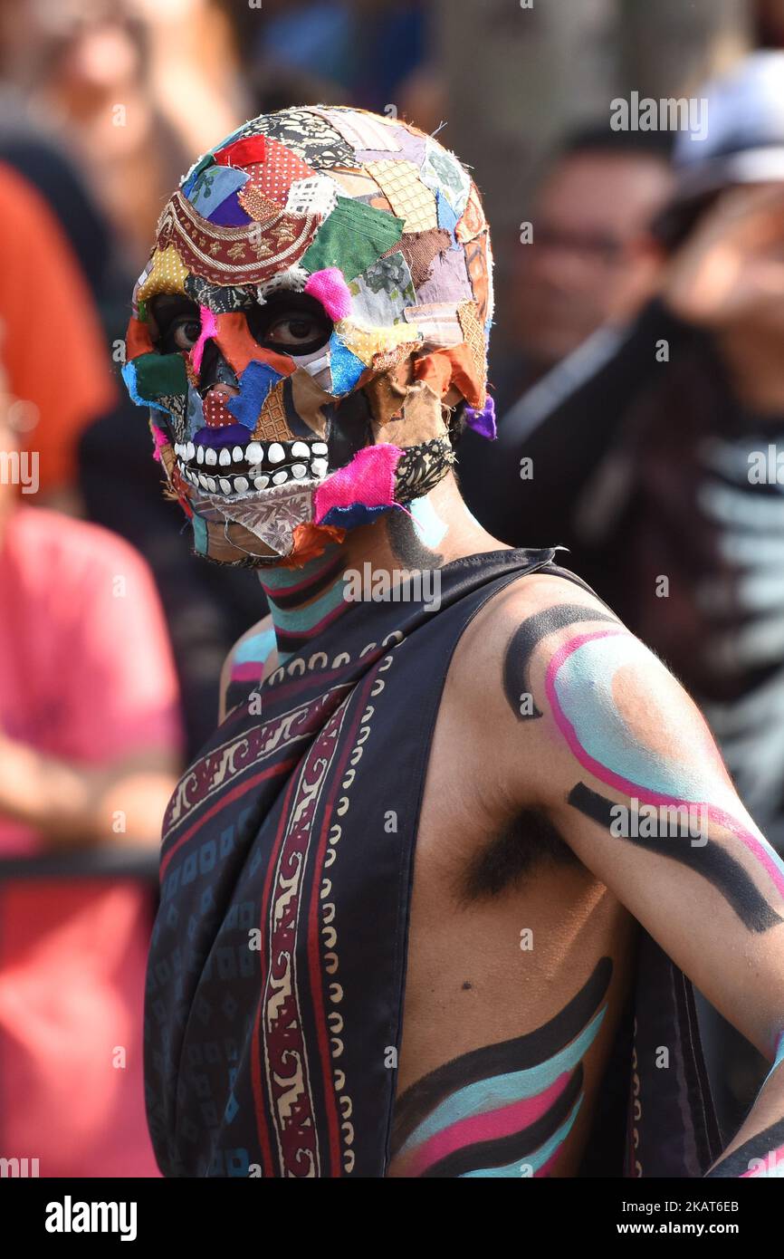 Le persone sono viste partecipare durante la tradizionale sfilata di scafi come parte delle celebrazioni del giorno dei morti a Reforma Avenue il 28 ottobre 2017 a Città del Messico, Messico (Foto di Carlos Tischler/NurPhoto) Foto Stock