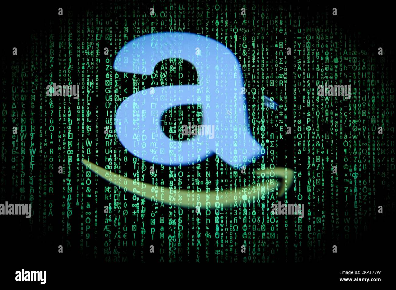 I logo Amzon e Bitcoin sono visualizzati sullo schermo di un computer in questa illustrazione fotografica il 1 novembre 2017. Si dice che una petizione online da consegnare al CEO Jeff Bezos chieda all'azienda di iniziare ad accettare criptovalute Bitcoin (BTC) e Litecoin (LTC). (Foto di Jaap Arriens/NurPhoto) Foto Stock