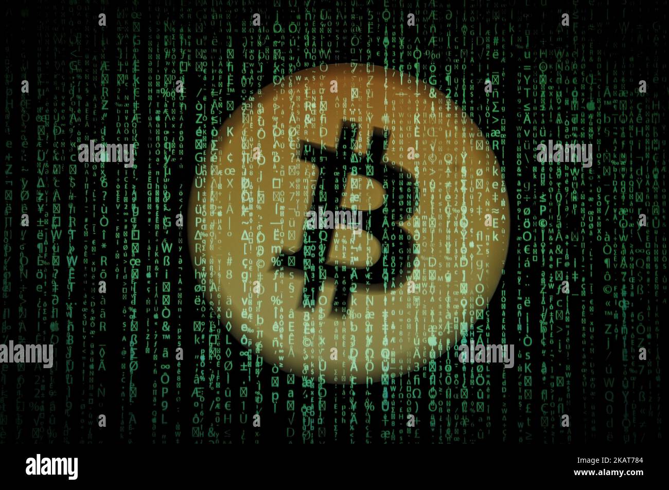 I logo Amzon e Bitcoin sono visualizzati sullo schermo di un computer in questa illustrazione fotografica il 1 novembre 2017. Si dice che una petizione online da consegnare al CEO Jeff Bezos chieda all'azienda di iniziare ad accettare criptovalute Bitcoin (BTC) e Litecoin (LTC). (Foto di Jaap Arriens/NurPhoto) Foto Stock