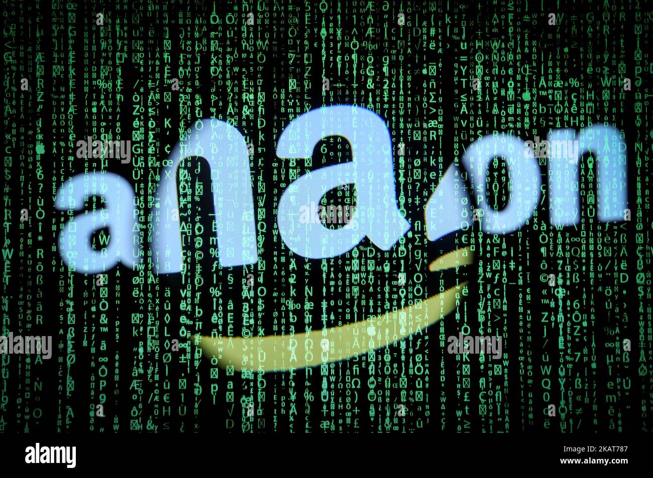 I logo Amzon e Bitcoin sono visualizzati sullo schermo di un computer in questa illustrazione fotografica il 1 novembre 2017. Si dice che una petizione online da consegnare al CEO Jeff Bezos chieda all'azienda di iniziare ad accettare criptovalute Bitcoin (BTC) e Litecoin (LTC). (Foto di Jaap Arriens/NurPhoto) Foto Stock