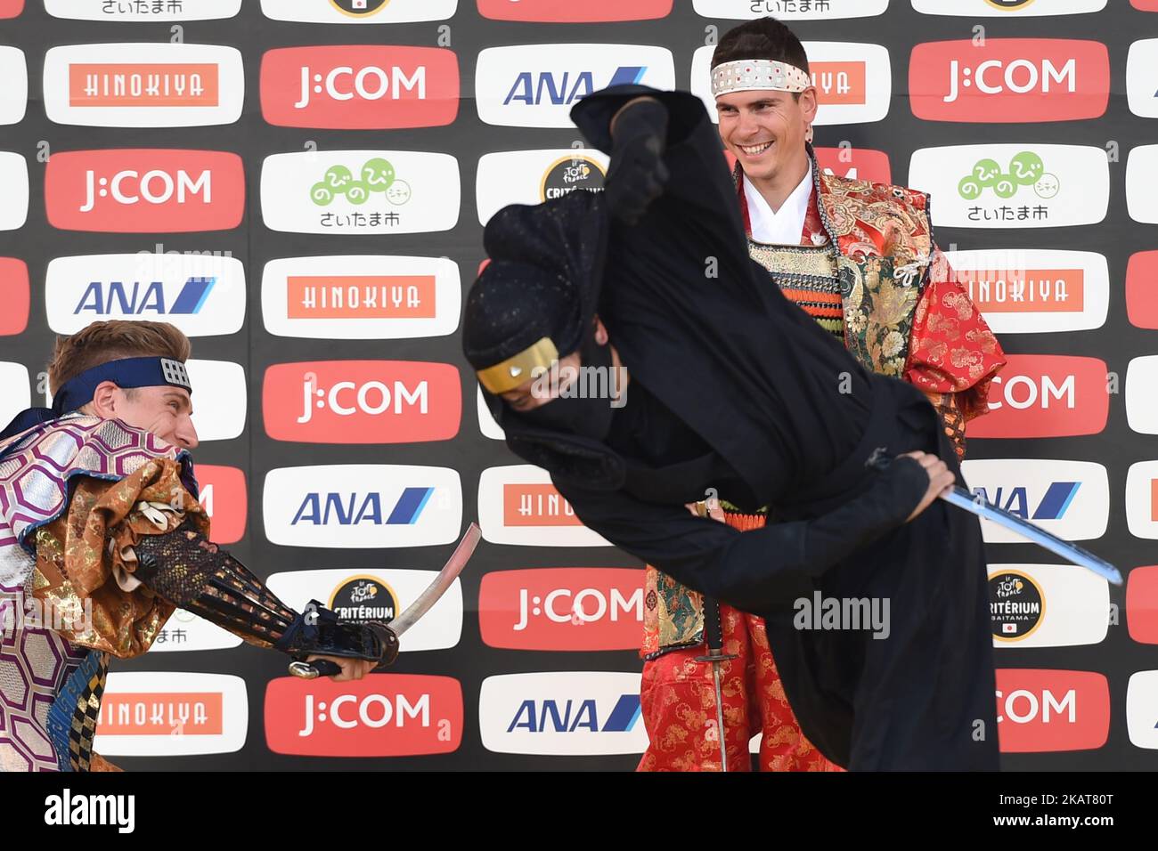 Marcel KITTEL (Quick Step Floors) e Warren BARGUIL (Sunweb) durante la manifestazione di combattimento Samurai vs Ninja alla 5th edizione di TDF Saitama Criterium 2017 - Media Day il 3 novembre 2017, a Saitama, Giappone. (Foto di Artur Widak/NurPhoto) Foto Stock