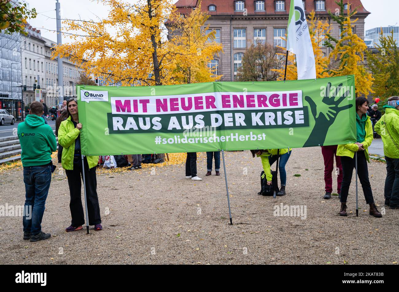 22.10.2022, Berlino, Germania, Europa - i membri dell'alleanza ambientale BUND presentano un banner con la scritta "con nuova energia fuori dalla crisi”. Foto Stock