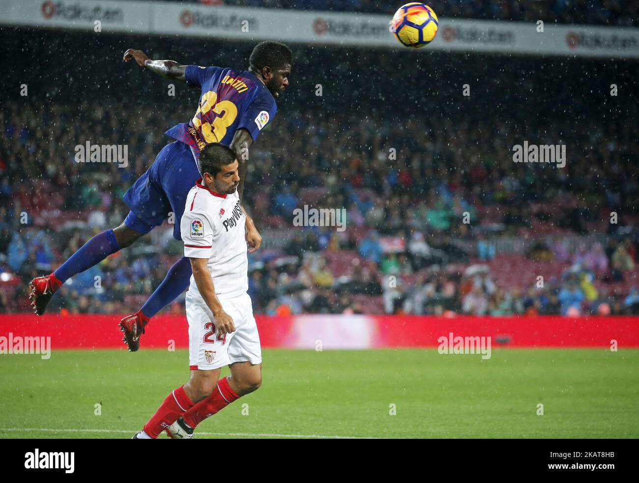 Samuel Umtiti e Nolito durante la partita della Liga tra FC Barcelona e Sevilla CF, a Barcellona, il 04 novembre 2017. (Foto di Urbanandsport/NurPhoto) Foto Stock