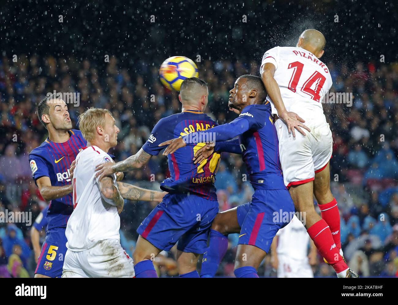 Guido Pizarro e Nelson Semedo durante la partita della Liga tra FC Barcelona e Sevilla CF, a Barcellona, il 04 novembre 2017. (Foto di Urbanandsport/NurPhoto) Foto Stock