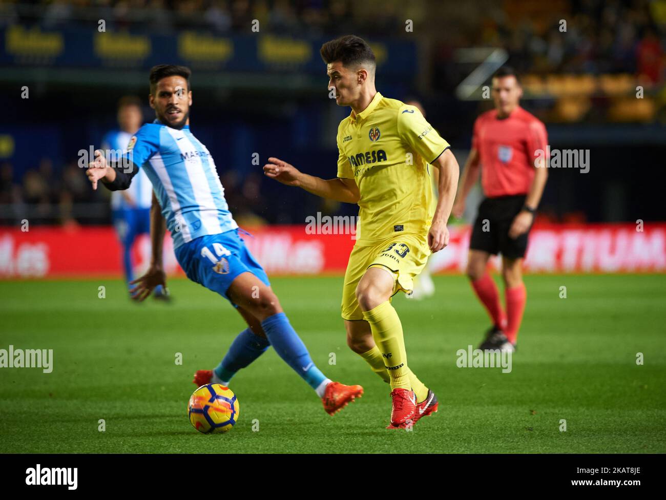 Victor Moya, Chuca di Villarreal CF e Jose Luis Garcia, Recio di Malaga CF in azione durante la partita la Liga tra Villarreal CF e Malaga CF a Estadio de la Ceramica, il 5 novembre 2017 a Vila-real, Spagna. (Foto di Maria Jose Segovia/NurPhoto) Foto Stock