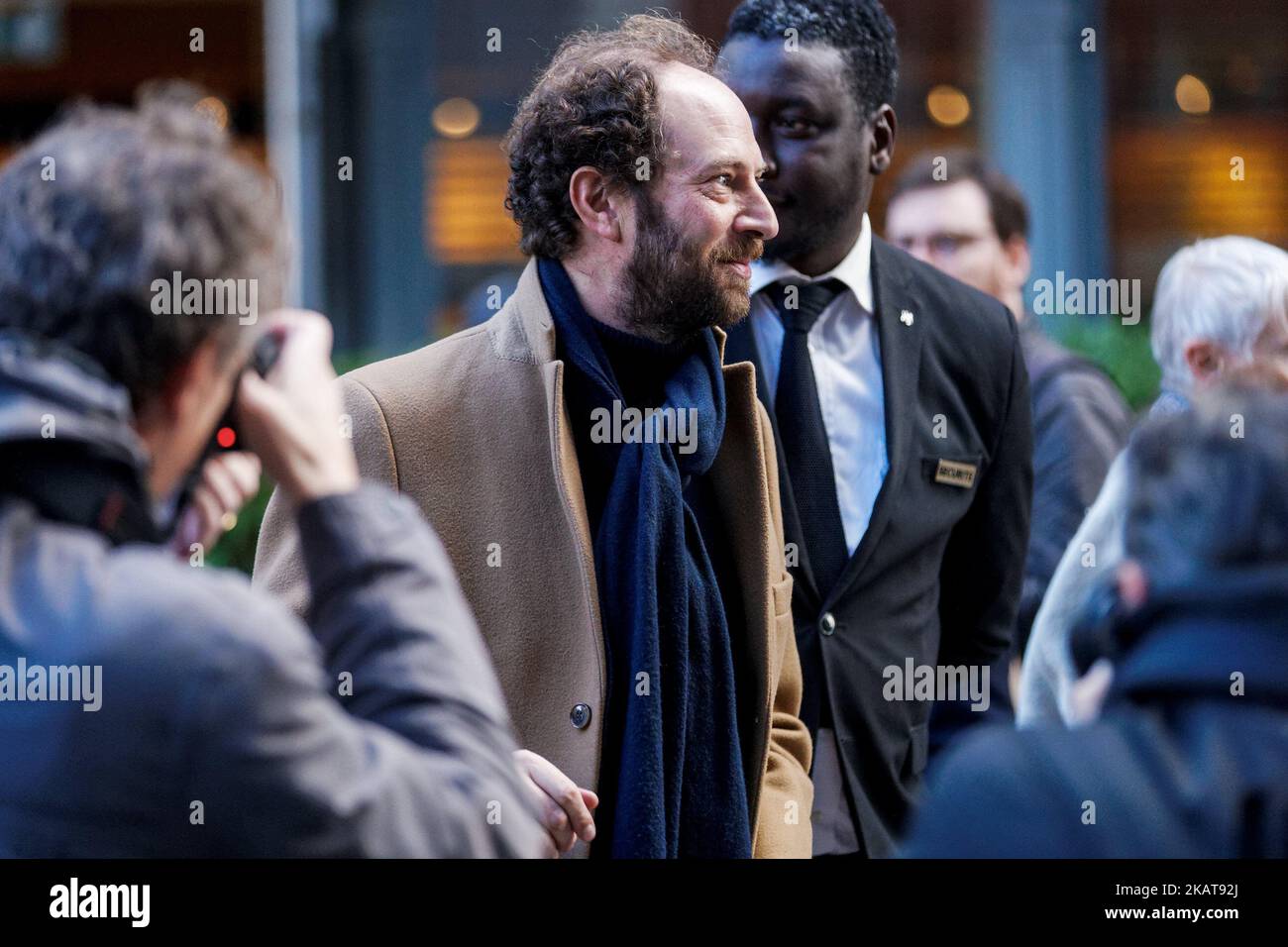 Lo scrittore francese Olivier Guez al ristorante Drouant a Parigi, in Francia, il 6 novembre 2017. Olivier Guez vince il premio Renaudot per il suo romanzo ‘la Disparition de Josef Mengele’, o ‘la scomparsa di Josef Mengele’. Il premio Renaudot, pur non essendo ufficialmente legato al Prix Goncourt, è una sorta di complemento ad esso, annunciando la sua premiata allo stesso tempo e al posto del Prix Goncourt, vale a dire il primo martedì di novembre al ristorante Drouant di Parigi. (Foto di Michel Stoupak/NurPhoto) Foto Stock