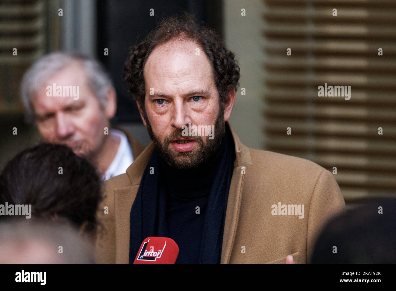 Lo scrittore francese Olivier Guez si rivolge alla stampa del ristorante Drouant a Parigi, in Francia, il 6 novembre 2017. Olivier Guez vince il premio Renaudot per il suo romanzo ‘la Disparition de Josef Mengele’, o ‘la scomparsa di Josef Mengele’. Il premio Renaudot, pur non essendo ufficialmente legato al Prix Goncourt, è una sorta di complemento ad esso, annunciando la sua premiata allo stesso tempo e al posto del Prix Goncourt, vale a dire il primo martedì di novembre al ristorante Drouant di Parigi. (Foto di Michel Stoupak/NurPhoto) Foto Stock