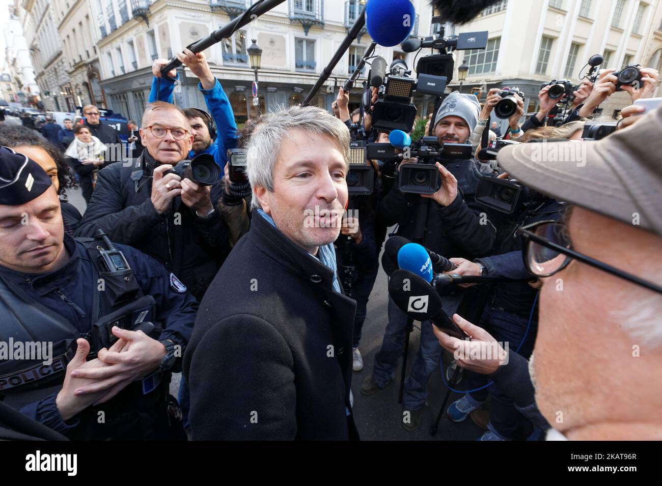 Lo scrittore francese Eric Vuillard si rivolge alla stampa per le strade di Parigi, in Francia, il 6 novembre 2017. All’inizio della giornata, Vuillard è stato insignito del Prix Goncourt per il suo romanzo ‘l’Ordre du Jour’, o ‘Agenda’. (Foto di Michel Stoupak/NurPhoto) Foto Stock