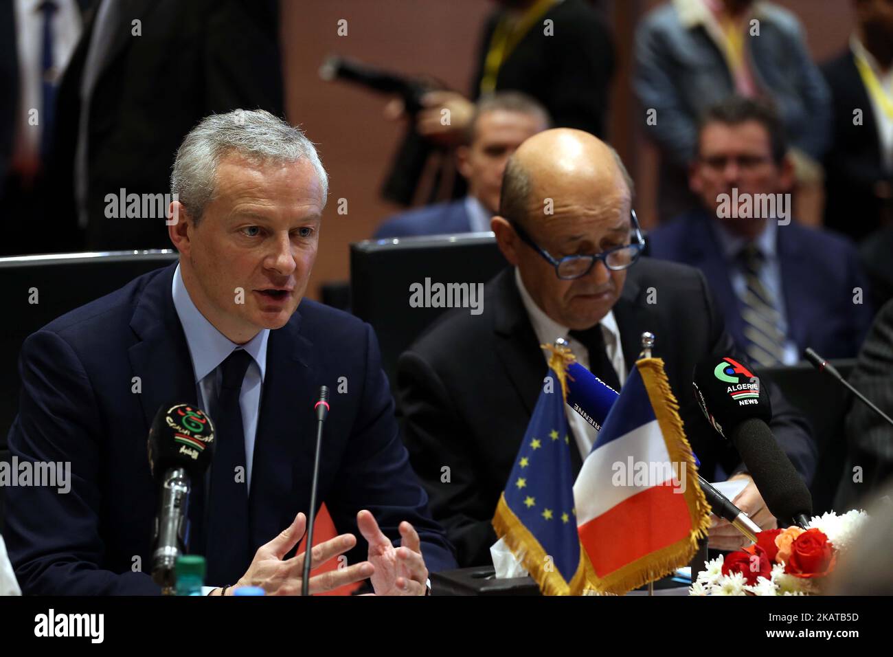 Il ministro francese dell'Economia Bruno le Maire (L) interviene il 12 novembre 2017 durante la quarta sessione del Comitato misto economico algerino-francese (COMEFA) presso il Centro Internazionale di Conferenza Abdelatif Rahal, nella capitale Algeri, Algeria. (Foto di Billal Bensalem/NurPhoto) Foto Stock