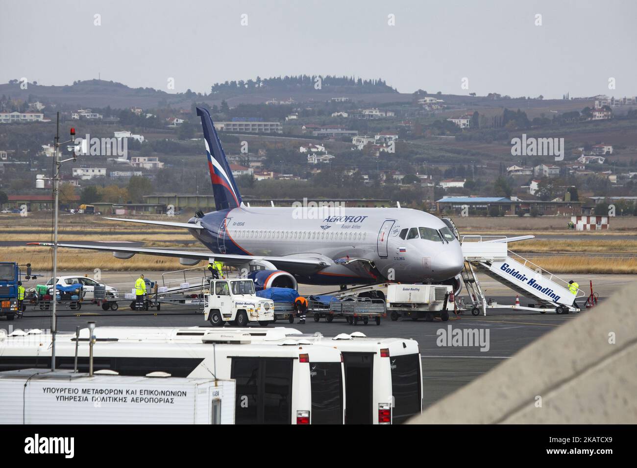 Aeroflot's Russian Airlines Sukhoi Superjet 100 visto nell'aeroporto internazionale di Salonicco 'Makedonia'. La compagnia aerea collega Salonicco all'aeroporto Sheremetyevo di Mosca con il nuovo aereo Sukhoi Superjet 100 che ha fatto il suo primo volo nel 19 maggio 2008. Si suppone che sia l'aeromobile a corpo stretto con i costi di esercizio più bassi. 32 velivoli in uso e 18 in ordine. La configurazione della cabina per il modello Aeroflot SSJ100 è di 12 posti in classe Business e 75 in classe Economy. (Foto di Nicolas Economou/NurPhoto) Foto Stock