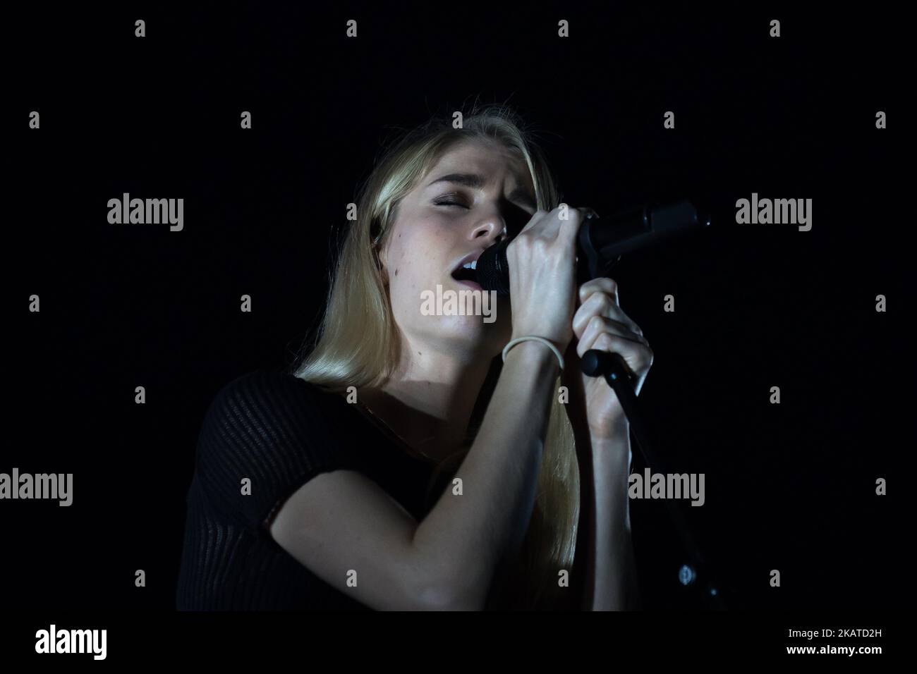 Anna Reid della band indie pop inglese London Grammar si esibirà sul palco all'Academy Brixton di Londra il 30 ottobre 2017, O2. I London Grammar sono una band indie pop inglese di Nottingham, formatasi nel 2009. La band è composta da Hannah Reid, Dan Rothman e Dominic 'Dot' Major. (Foto di Alberto Pezzali/NurPhoto) Foto Stock