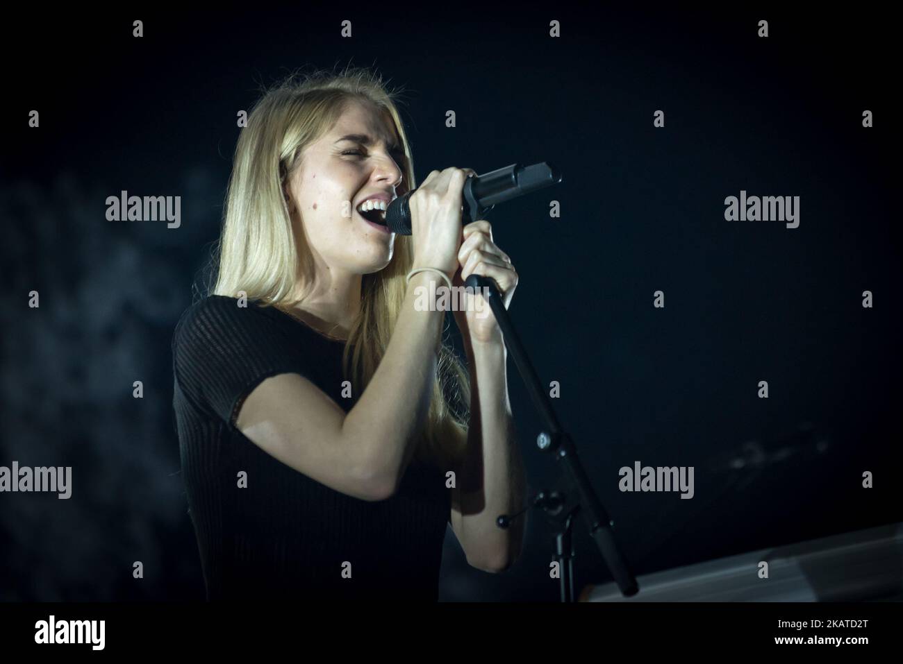 Anna Reid della band indie pop inglese London Grammar si esibirà sul palco all'Academy Brixton di Londra il 30 ottobre 2017, O2. I London Grammar sono una band indie pop inglese di Nottingham, formatasi nel 2009. La band è composta da Hannah Reid, Dan Rothman e Dominic 'Dot' Major. (Foto di Alberto Pezzali/NurPhoto) Foto Stock