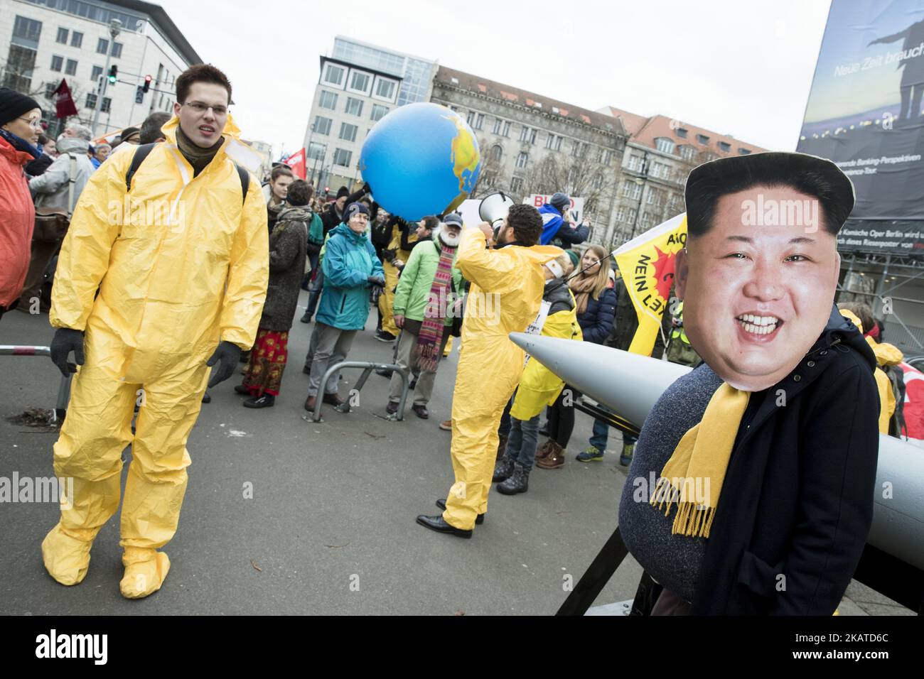 La gente partecipa a una manifestazione e a una catena umana tra le ambasciate americane e nordcoreane organizzate dal Premio Nobel per la pace 2017 ICAN (Campagna internazionale per l'abolizione delle armi nucleari) a Berlino il 18 novembre 2017. Le associazioni protestano contro le armi nucleari e l'escalation delle tensioni tra Stati Uniti e Corea del Nord. (Foto di Emmanuele Contini/NurPhoto) Foto Stock