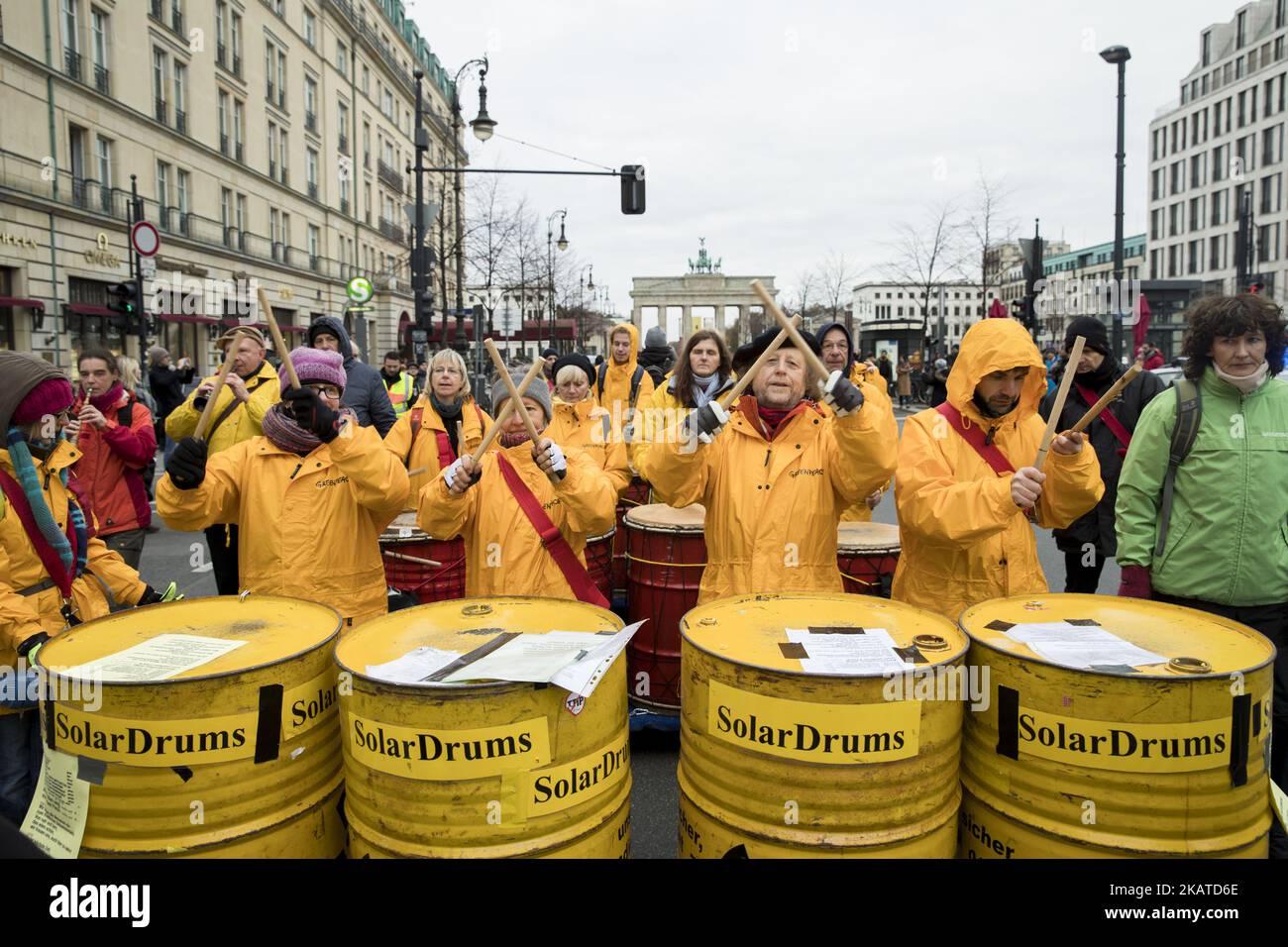 La gente partecipa a una manifestazione e a una catena umana tra le ambasciate americane e nordcoreane organizzate dal Premio Nobel per la pace 2017 ICAN (Campagna internazionale per l'abolizione delle armi nucleari) a Berlino il 18 novembre 2017. Le associazioni protestano contro le armi nucleari e l'escalation delle tensioni tra Stati Uniti e Corea del Nord. (Foto di Emmanuele Contini/NurPhoto) Foto Stock