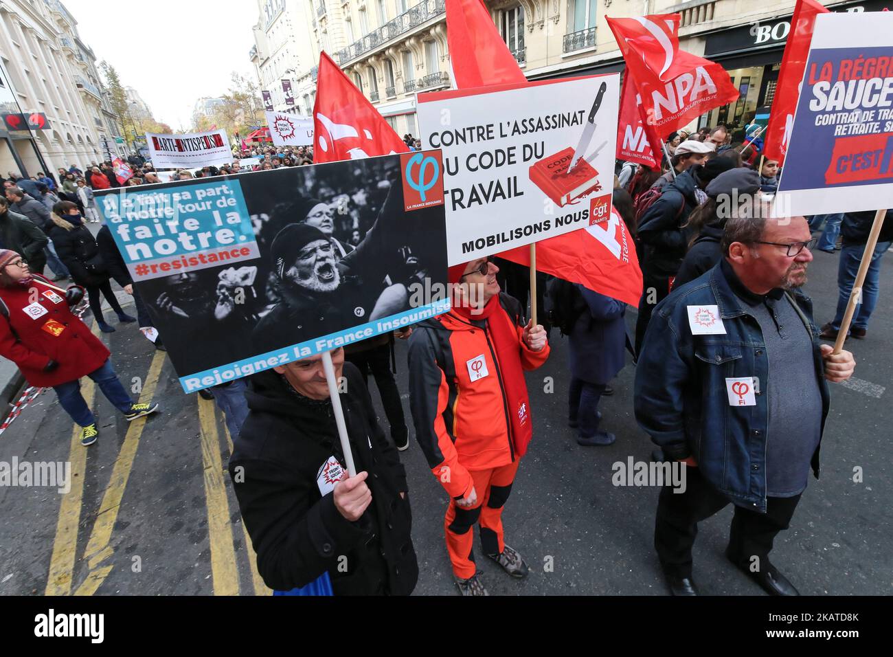 La gente partecipa a una marcia denominata “Marche sur l'Elysée”, indetta dal fronte sociale contro le misure del governo in materia di posti di lavoro assistiti, riforma del diritto del lavoro e imposta di solidarietà, che si terrà a Parigi il 18 novembre 2017. (Foto di Michel Stoupak/NurPhoto) Foto Stock