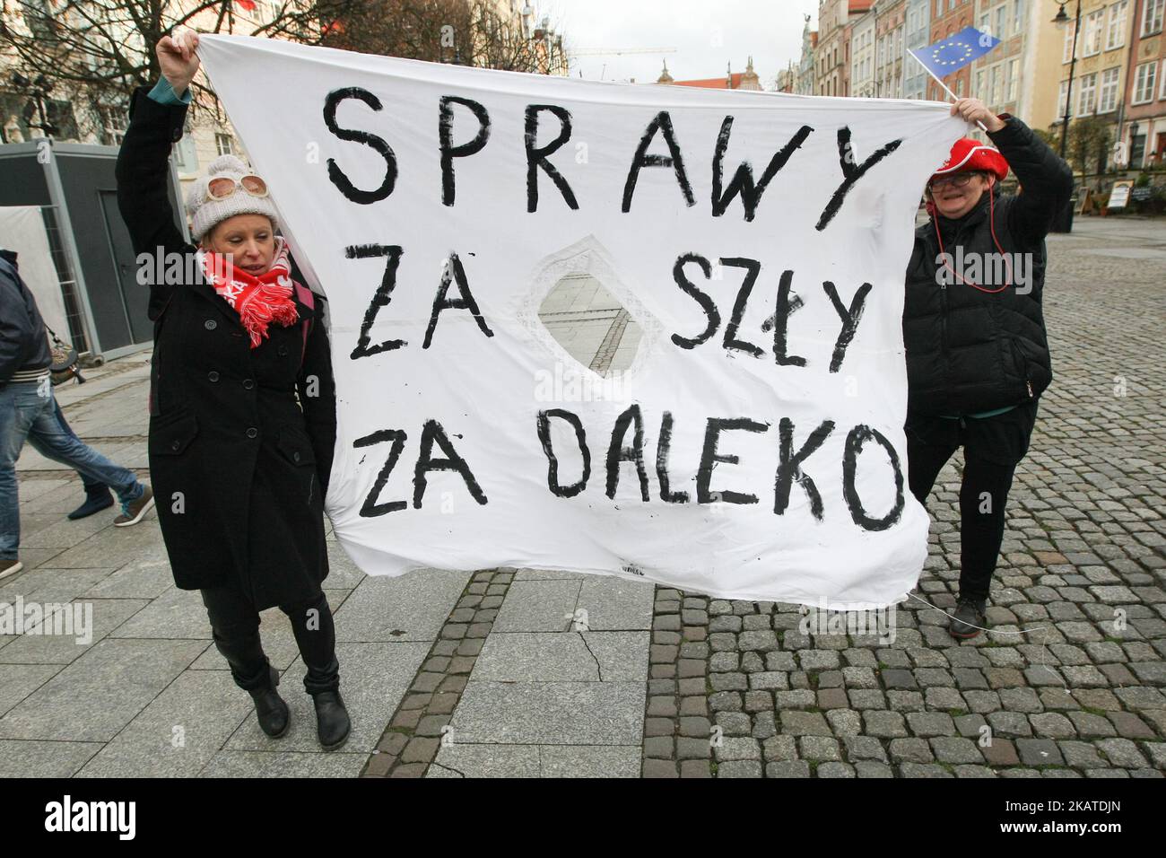 I partecipanti al rally antifascista con bandiera che parla le cose sono andati troppo lontano! Si sono visti a Danzica, Polonia il 19 novembre 2017 persone hanno protestato contro la crescente ondata di nazionalismo e razzismo in Polonia. (Foto di Michal Fludra/NurPhoto) Foto Stock