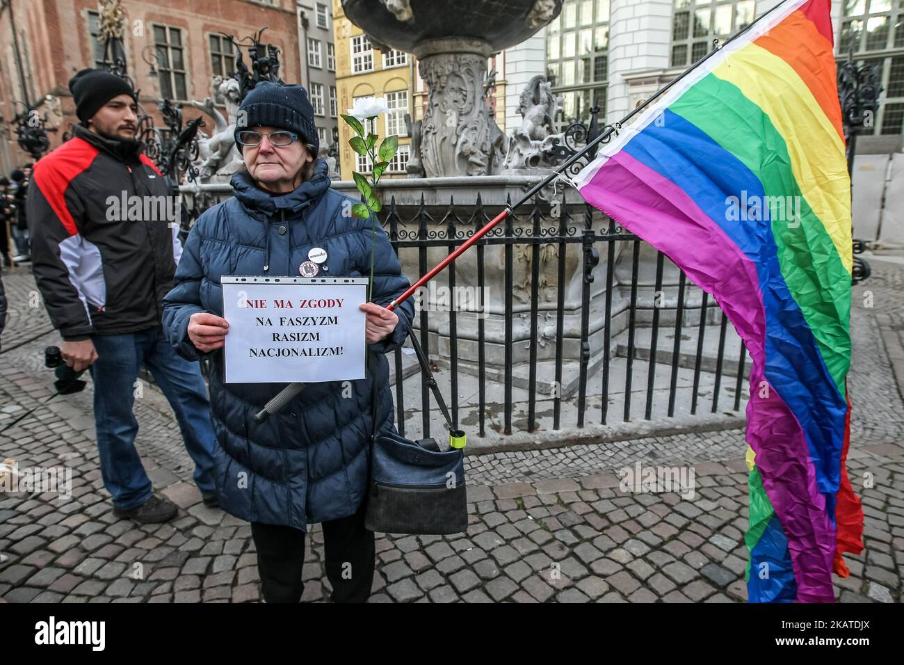 I partecipanti ai rally antifascisti con la bandiera arcobaleno del movimento LGBT sono visti a Danzica, Polonia il 19 novembre 2017 persone hanno protestato contro la crescente ondata di nazionalismo e razzismo in Polonia. (Foto di Michal Fludra/NurPhoto) Foto Stock
