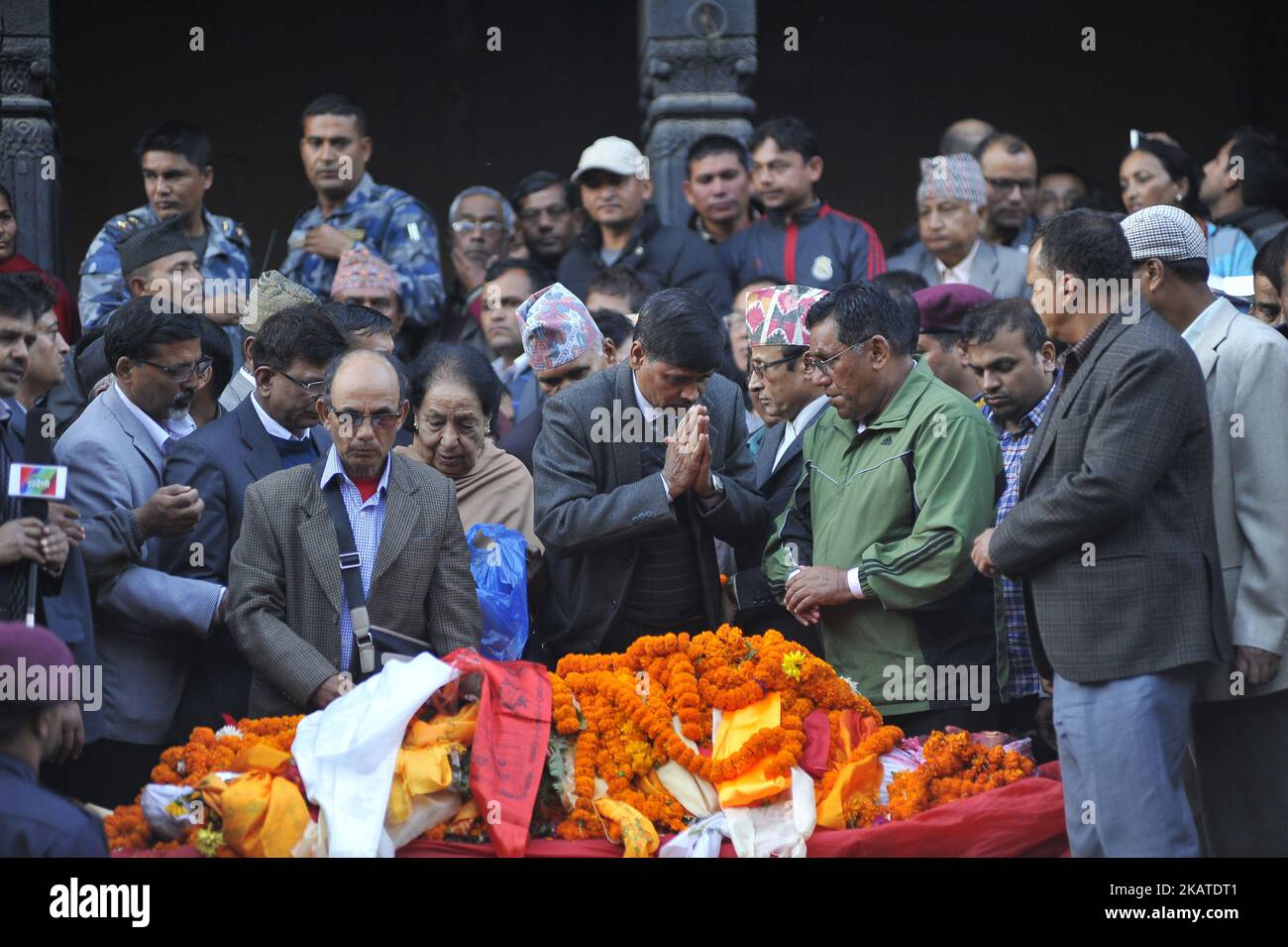 Il commissario per le elezioni Ayodhi Prasad Yadav rende omaggio finale al corpo di Prakash Dahal, morto a causa di un arresto cardiaco improvviso, come da tradizione indù, domenica 19 novembre 2017. (Foto di Narayan Maharjan/NurPhoto) Foto Stock