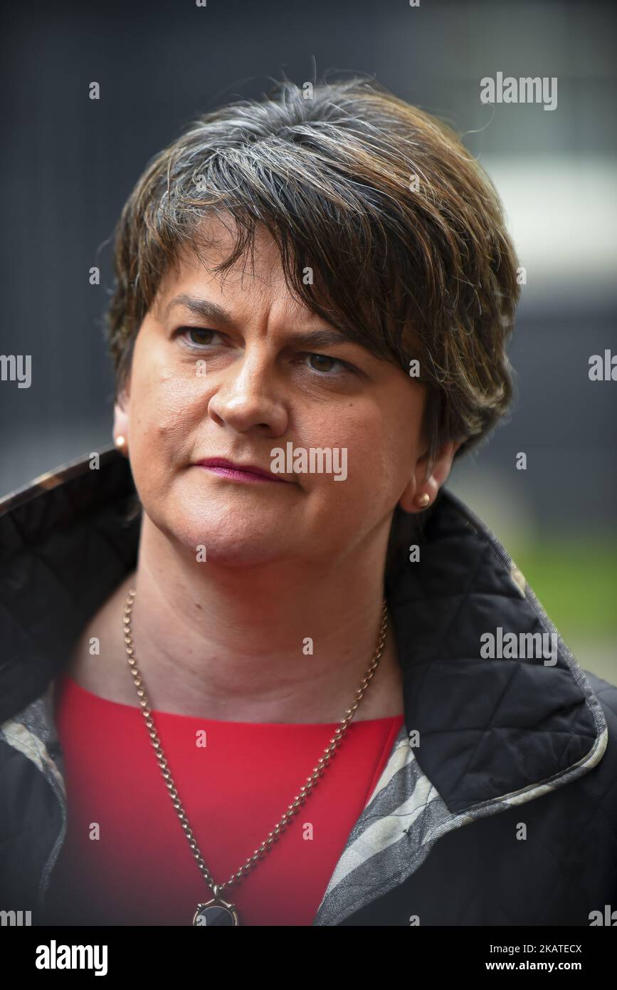 Arlene Foster, leader del Partito democratico Unionista (DUP), parla ai media al di fuori di 10 Downing Street, Londra il 21 novembre 2017. (Foto di Alberto Pezzali/NurPhoto) Foto Stock