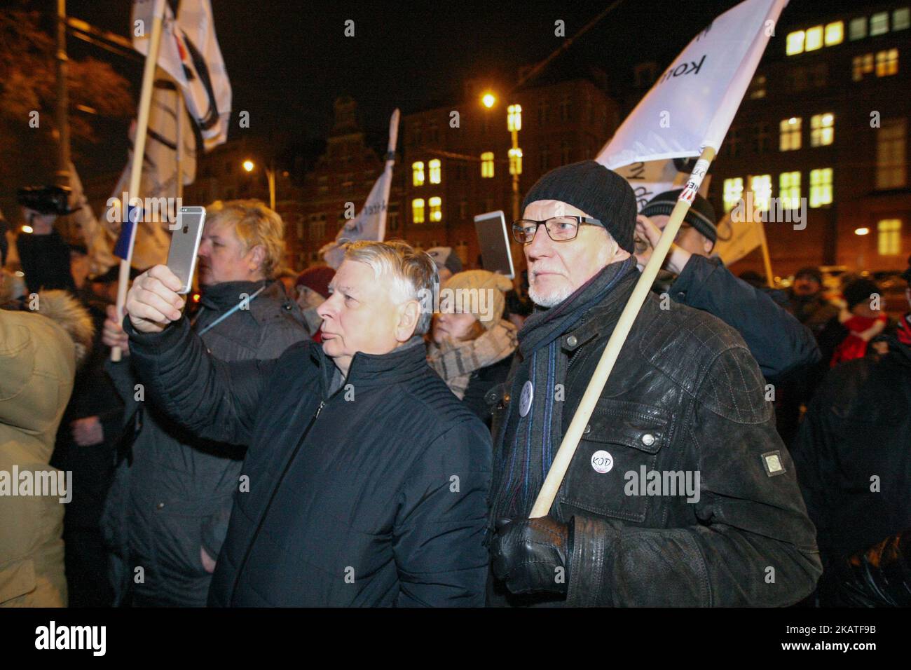 Bogdan Borusewicz ex maresciallo del Senato polacco (L) e movimento di solidarietà nel '80s Lech Kosiak sono visti a Danzica, Polonia il 23 novembre 2017 le persone protestano di fronte alla Corte Regionale di Danzica contro la nuova legge, processata nel parlamento polacco, Che sta cambiando il sistema dei tribunali polacchi (Foto di Michal Fludra/NurPhoto) Foto Stock