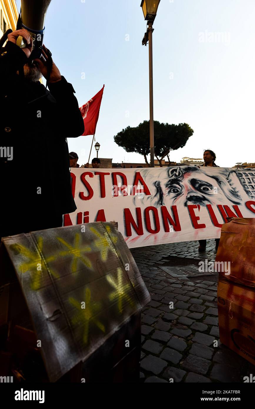 I movimenti per i diritti degli alloggi protestano davanti alla mostra di Beppe Grillo a Roma, 23rd novembre 2017. (Foto di Michele Spatari/NurPhoto) Foto Stock