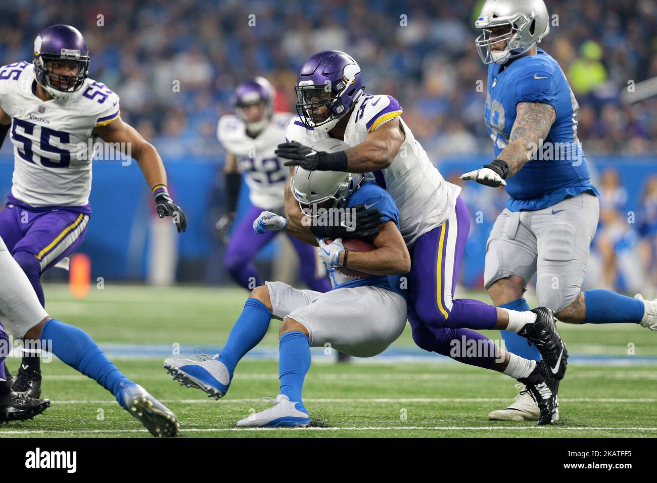 Il ricevitore di Detroit Lions Golden Tate (15) viene affrontato dalla fine difensiva dei Minnesota Vikings, Everson Griffen (97), durante la seconda metà di una partita di football della NFL a Detroit, Michigan USA, domenica 23 novembre 2017. (Foto di Jorge Lemus/NurPhoto) Foto Stock