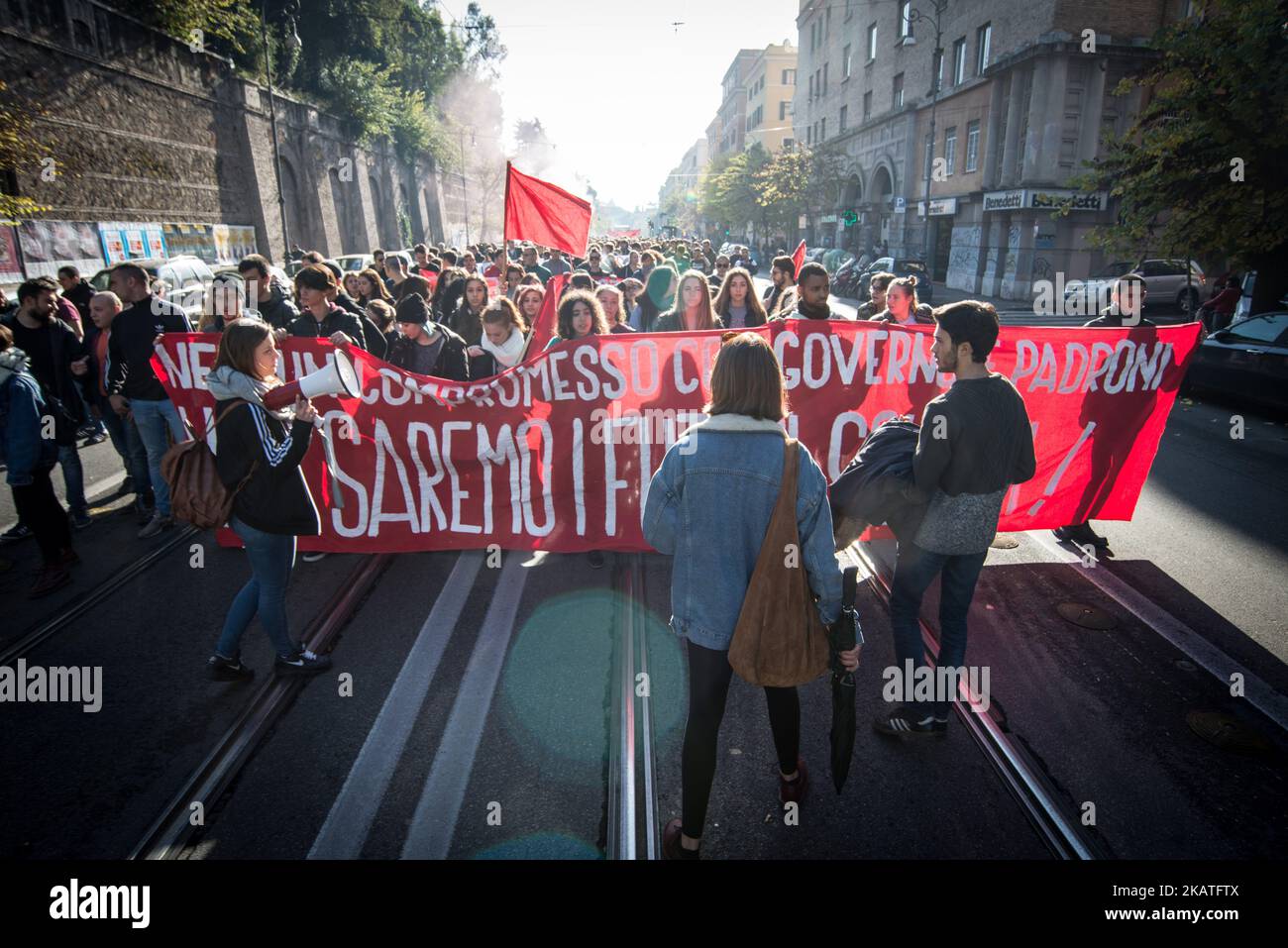 Gli studenti protestano con le tute blu contro la riforma 'la buona scuola' (Good School), un progetto di alternanza Scuola-lavoro approvato dal precedente Governo Renzi, che permette agli studenti di alternare la formazione tra le classi e i tirocini di lavoro il 24 novembre 2017 a Roma. Gli studenti protestano contro i tirocini di lavoro che ritengono offrire poco per le loro prospettive di occupazione future e che vedono come poco più dello sfruttamento degli studenti. (Foto di Andrea Ronchini/NurPhoto) Foto Stock