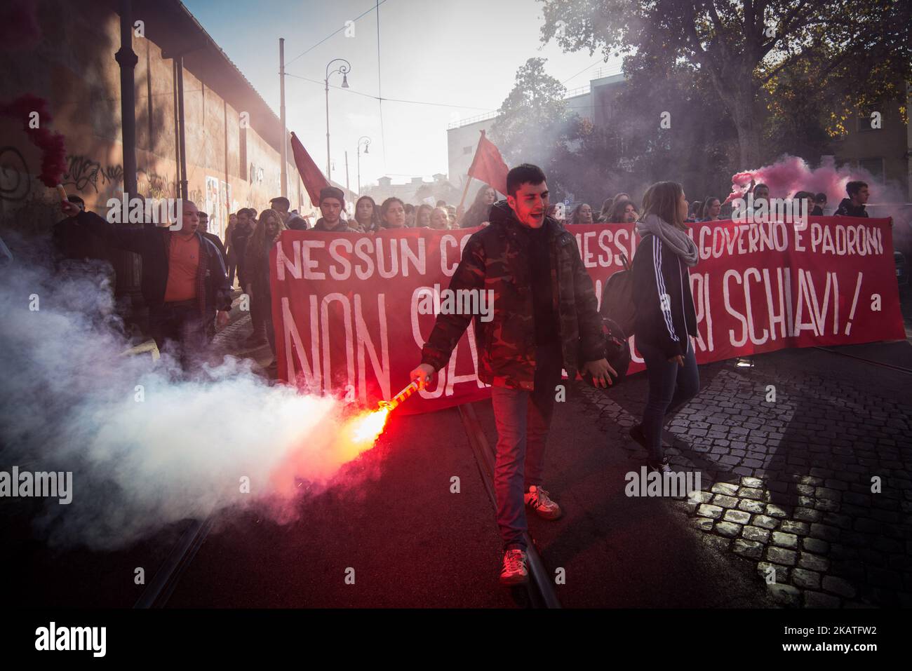 Gli studenti protestano con le tute blu contro la riforma 'la buona scuola' (Good School), un progetto di alternanza Scuola-lavoro approvato dal precedente Governo Renzi, che permette agli studenti di alternare la formazione tra le classi e i tirocini di lavoro il 24 novembre 2017 a Roma. Gli studenti protestano contro i tirocini di lavoro che ritengono offrire poco per le loro prospettive di occupazione future e che vedono come poco più dello sfruttamento degli studenti. (Foto di Andrea Ronchini/NurPhoto) Foto Stock