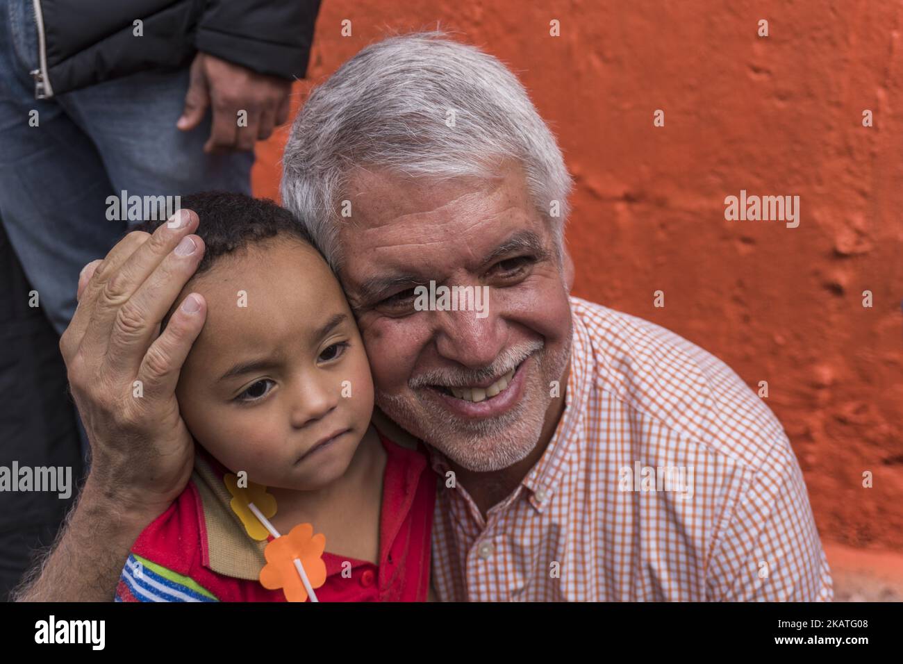 Il sindaco di Bogotà, Enrique Penalosa, ha inaugurato il macromurale che fa parte del progetto Habitat a Bogotà, Colombia, 25 novembre 2017. Habitat è un progetto del Segretariato di Habitat, che mira a legalizzare i quartieri e intervenire 65.000 facciate in tutta la città. Secondo il Segretario di Habitat, alla fine dell'anno saranno intervenute più di 39.000 facciate in questa importante area della città. (Foto di Daniel Garzon Herazo/NurPhoto) Foto Stock