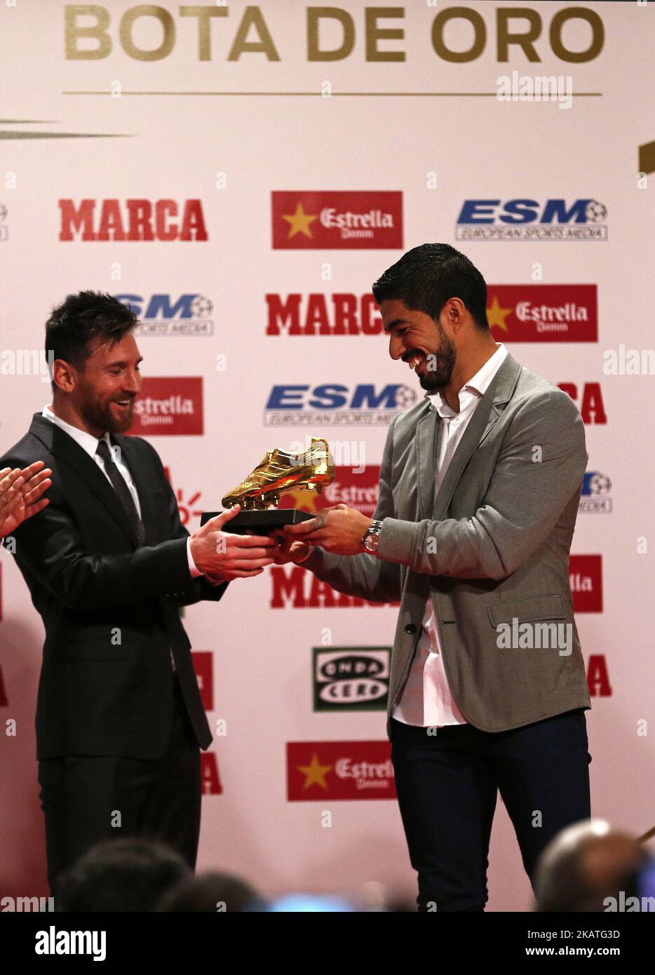 Il calciatore di Barcellona Luis Suarez (R) assegna il premio Golden Boot a Lionel messi (L) presso la Old Estrella Damn Factory il 24 novembre 2017 a Barcellona, Spagna. (Foto di Urbanandsport/NurPhoto) Foto Stock