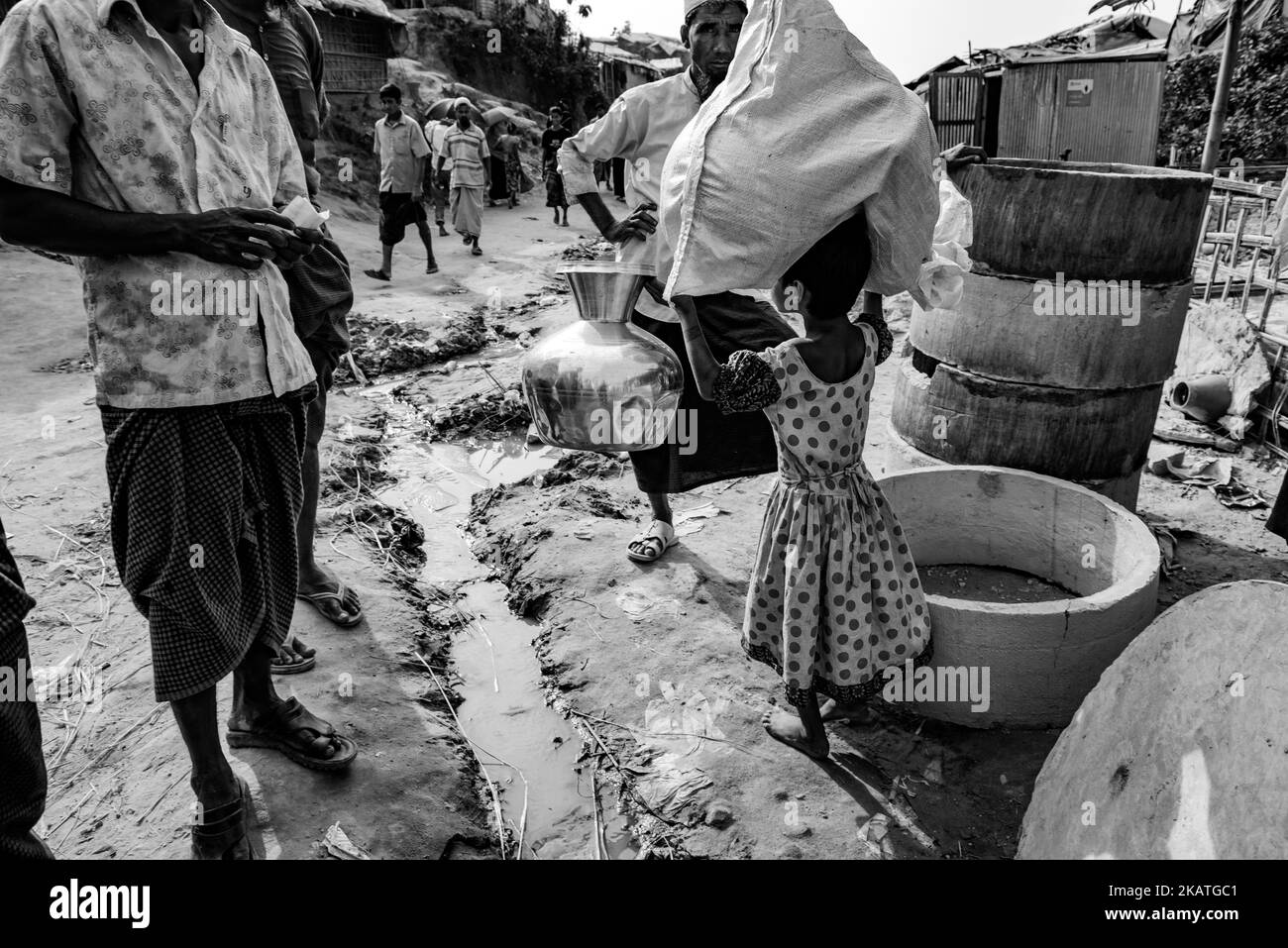 Rohingya rifugiata ragazza portare i beni di soccorso dopo aver ricevuto le forniture al campo profughi Balukhali vicino Cox's Bazar, Bangladesh, 24 novembre 2017. (Foto di Szymon Barylski/NurPhoto) Foto Stock