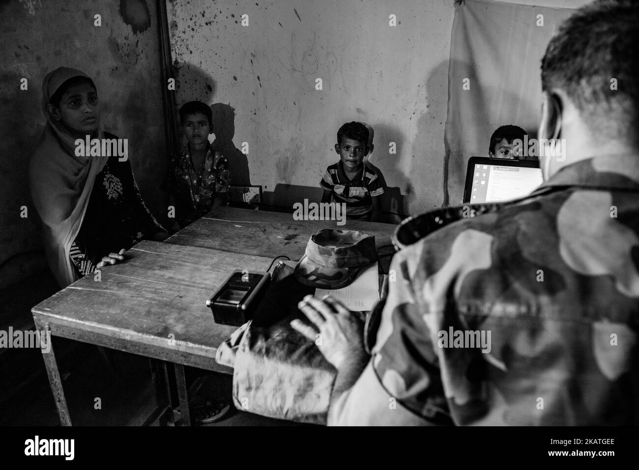 La famiglia di rifugiati di Rohingya attende le foto e le impronte digitali necessarie per registrarsi presso un centro di registrazione della Guardia di frontiera Bangladesh per i nuovi arrivi vicino a Balukhali a Bazar di Cox, Bangladesh, 24 novembre 2017. (Foto di Szymon Barylski/NurPhoto) Foto Stock