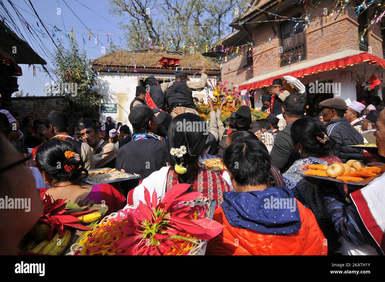 Devoti nepalesi che decorano il carro della Dea Indrayani durante il Festival Indrayani celebrato a Kirtipur, Kathmandu, Nepal martedì 28 novembre 2017. È la parte del festival famoso celebrato annualmente che segna l'arrivo dell'inverno. Jatras e festival fanno parte della vita della comunità di Newar. (Foto di Narayan Maharjan/NurPhoto) Foto Stock