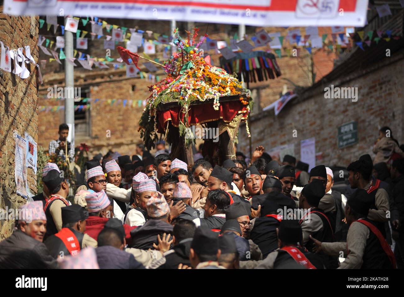 I devoti nepalesi che trasportano il carro della dea Indrayani durante il festival di Indrayani celebrato a Kirtipur, Kathmandu, Nepal martedì 28 novembre 2017. È la parte del festival famoso celebrato annualmente che segna l'arrivo dell'inverno. Jatras e festival fanno parte della vita della comunità di Newar. (Foto di Narayan Maharjan/NurPhoto) Foto Stock