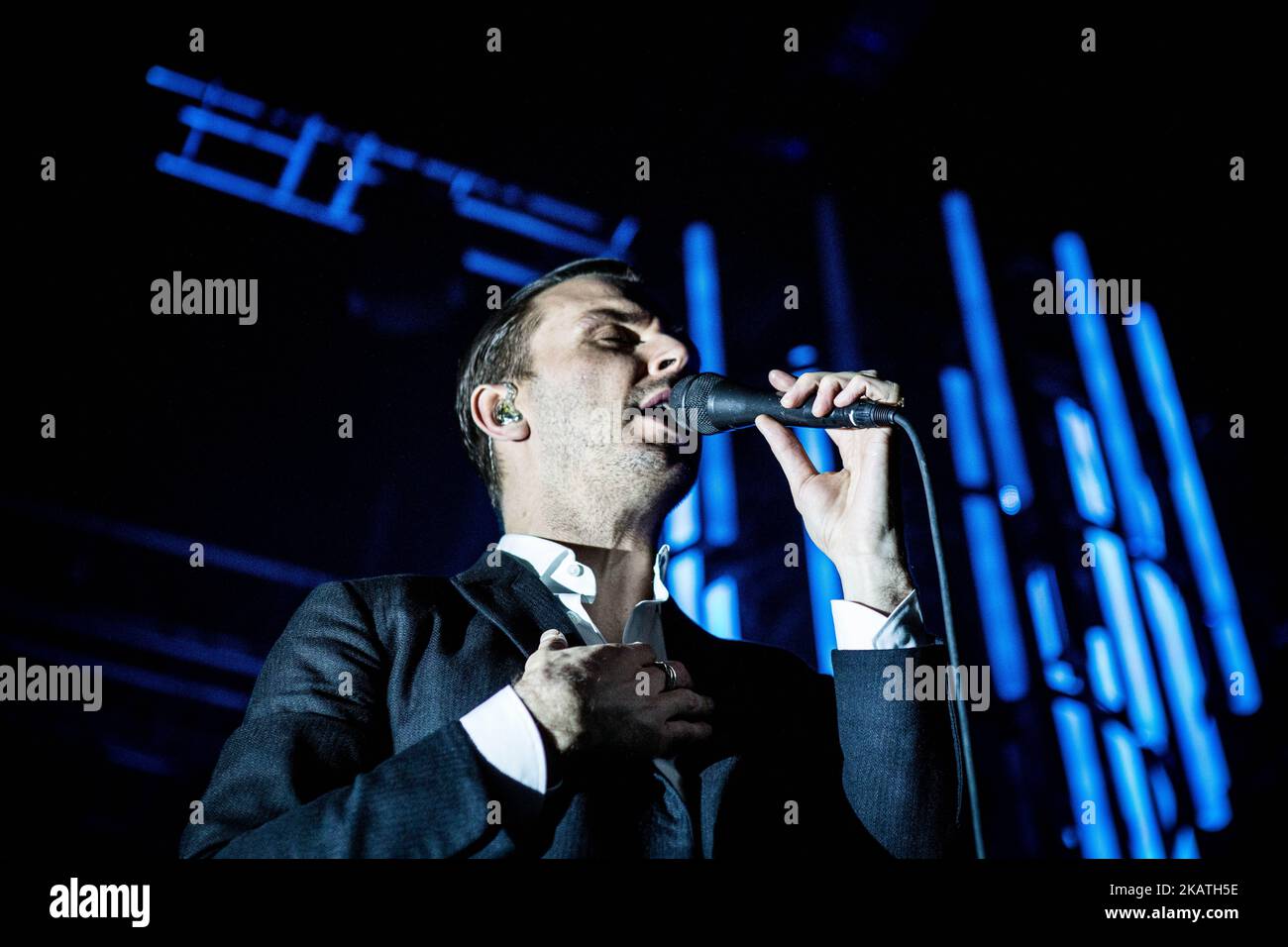 Theo Hutchcraft del duo inglese synth pop hurts esibendosi dal vivo al Fabrique di Milano, il 28 novembre 2017. (Foto di Roberto Finizio/NurPhoto) Foto Stock