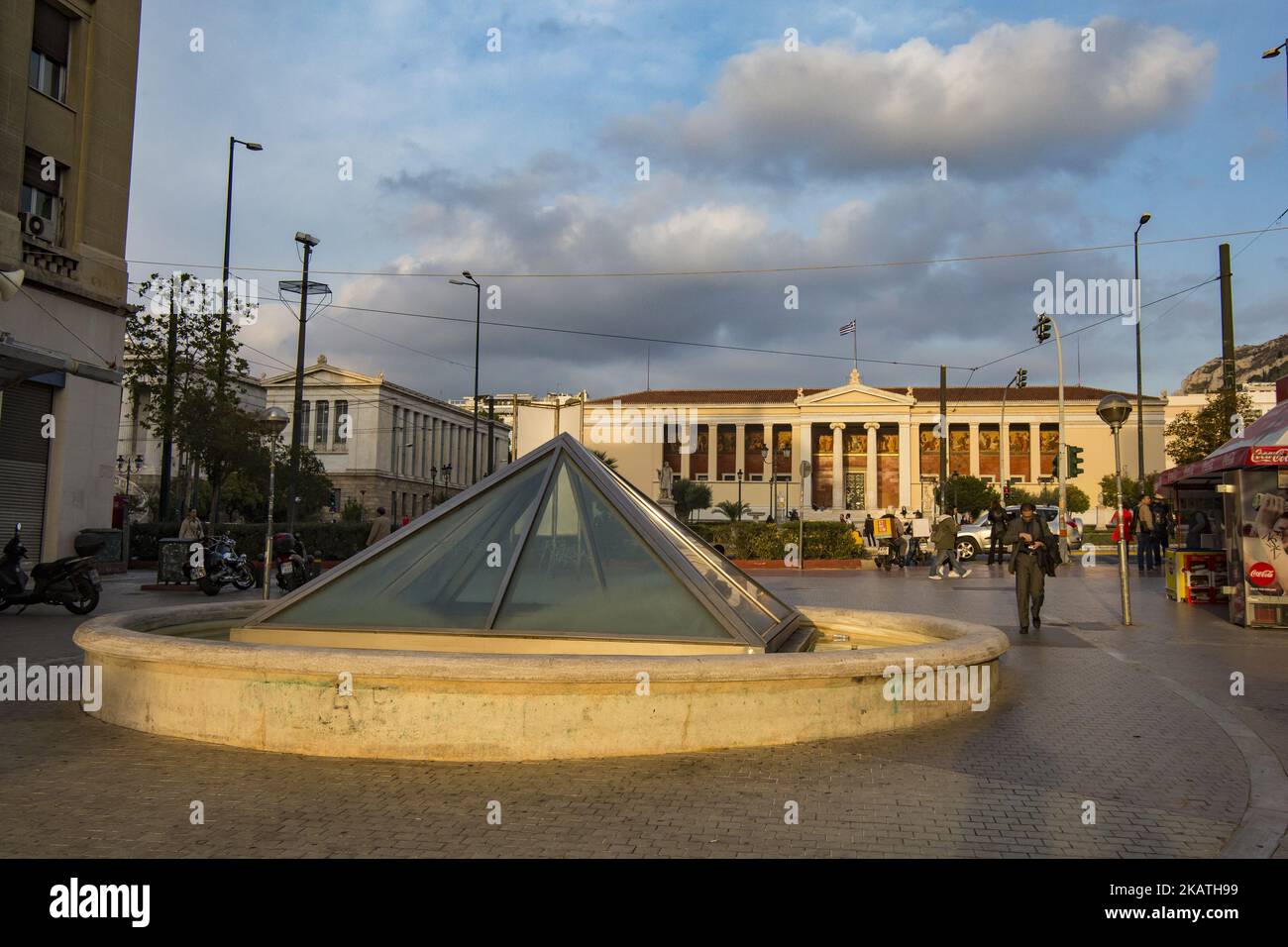 L'Università Nazionale e Kapodistriana di Atene a Panepistimio è uno dei punti di riferimento di Atene situato in centro con una fermata della metropolitana, chiamato 'Panepistimio' e tradotto come università. Molte sono le sculture classiche dell'antica mitologia greca e dell'antica architettura tradizionale, come le colonne o la facciata con le divinità olimpiche. Il posto nelle vicinanze è anche l'Accademia di Atene. Molti turisti visitano il luogo per ammirare un edificio completo con l'architettura antica. Questo luogo è il simbolo dell'istruzione. (Foto di Nicolas Economou/NurPhoto) Foto Stock