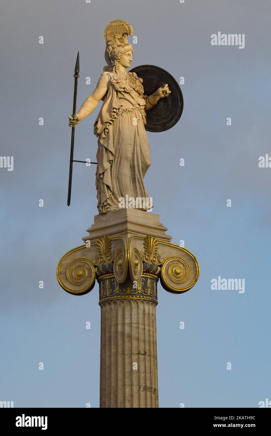 L'Università Nazionale e Kapodistriana di Atene a Panepistimio è uno dei punti di riferimento di Atene situato in centro con una fermata della metropolitana, chiamato 'Panepistimio' e tradotto come università. Molte sono le sculture classiche dell'antica mitologia greca e dell'antica architettura tradizionale, come le colonne o la facciata con le divinità olimpiche. Il posto nelle vicinanze è anche l'Accademia di Atene. Molti turisti visitano il luogo per ammirare un edificio completo con l'architettura antica. Questo luogo è il simbolo dell'istruzione. (Foto di Nicolas Economou/NurPhoto) Foto Stock