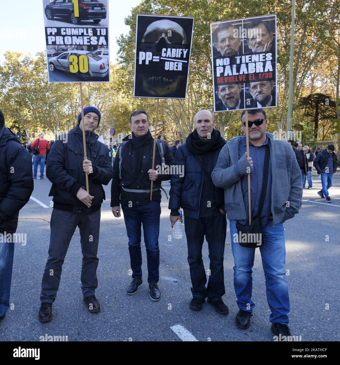 Tassisti durante una dimostrazione contro la concorrenza delle aziende di trasporto rivali Uber e Cabify (Turismo veicolo con conducente) nel centro di Madrid il 29 novembre 2017. (Foto di Oscar Gonzalez/NurPhoto) Foto Stock