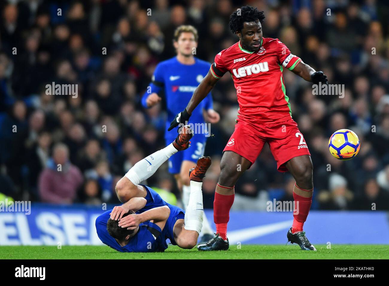 Wilfried Bony di Swansea City (2) durante la partita della Premier League tra Chelsea e Swansea City a Stamford Bridge, Londra, Inghilterra, il 29 novembre 2017. (Foto di Kieran Galvin/NurPhoto) Foto Stock