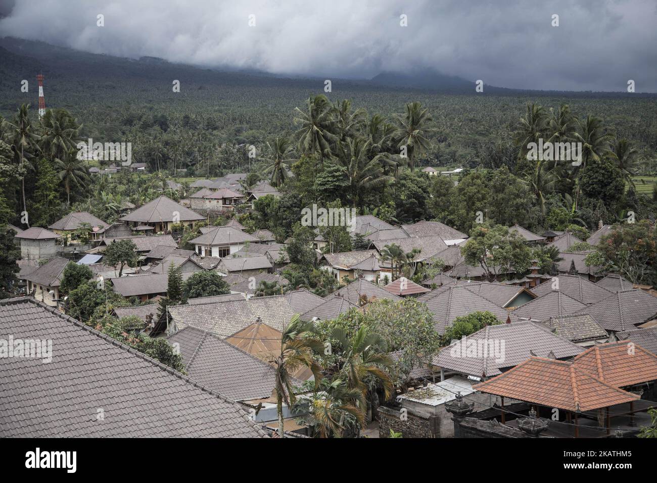 Bebandem, Karang ASEM, Bali, 30 novembre 2017 : l'effetto dell'eruzione al villaggio di Bebandem sulla città di Karang ASEM a Bali. Il Monte Agung è ancora in corso di eruzione, ma la grande eruzione non ancora a venire, anche se il segnale di grande eruzione già raccolto dall'amministrazione del vulcano indonesiano a Bali. I contadini si stilano alla ricerca di erba e di controllo della loro zona intorno a 2 km da Agung Mountain. (Foto di Donal Husni/NurPhoto) Foto Stock